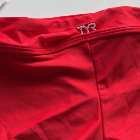 TYR Guard women’s Della short Wbsolg1A Red‎ S(4/6). - Picture 7 of 8